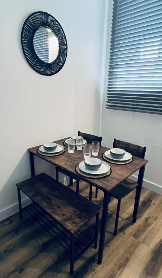 Burkhardt Hall- Parking Included- Sleeps 4 Apartment Swindon Exterior photo